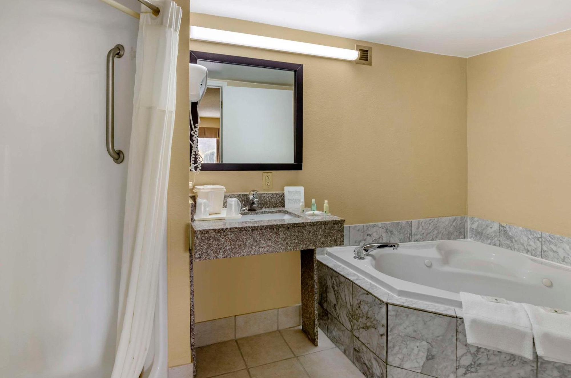 Quality Inn Hillsville Exterior photo